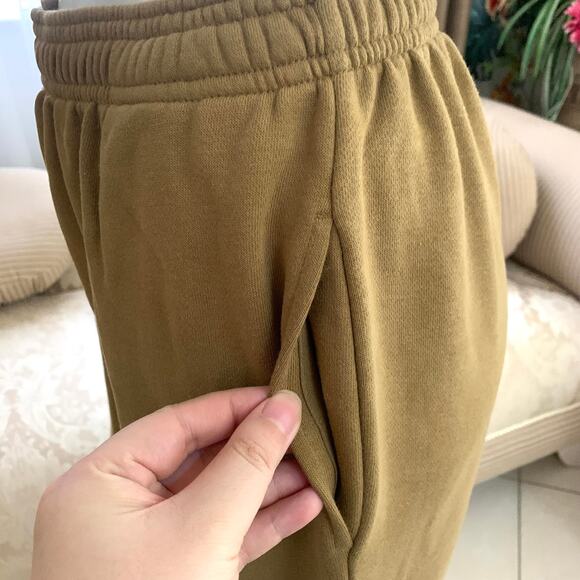 Uniqlo Wide Sweatpants with Pockets in Khaki - Picture 4 of 8